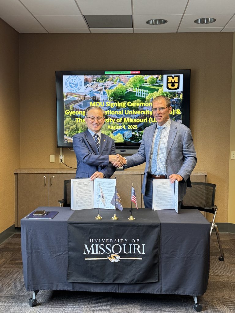 GNU President Jin Hwe Kweon and Provost Martens celebrate renewing the partnership between the two universities. 